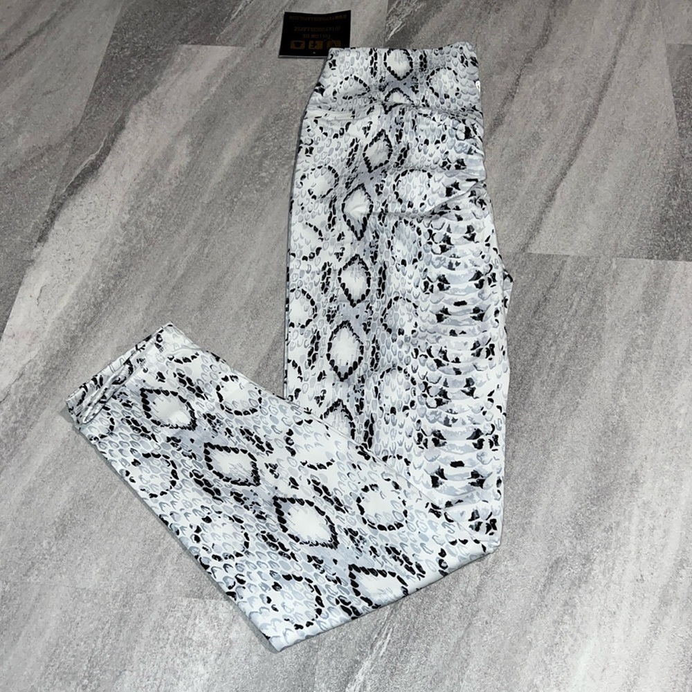 Til You Collapse Effortless Scrunch Leggings White Cobra Large snakeskin